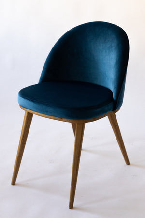 Set van 2 of 4 Clara eetkamerstoelen, frame van massief eiken, bekleding in Monako Blue | NordicStory