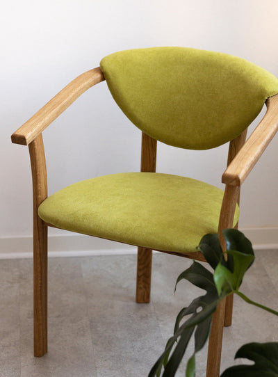 Set van 2 of 4 Alexis eetkamerstoelen, frame van massief eiken, bekleding in levend groen | NordicStory