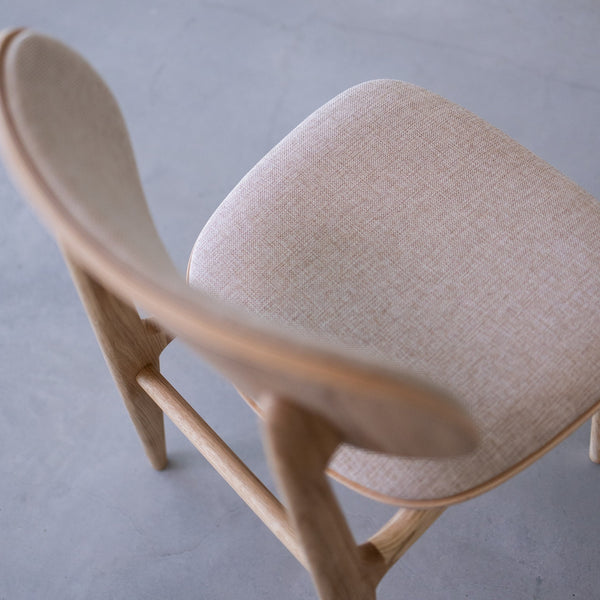 Set van 2 of 4 Varde eetkamerstoelen, frame massief eiken, bekleding | NordicStory