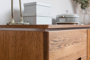 NordicStory Ladekast of TV-meubel in massief eikenhout met een rustiek Scandinavisch design 