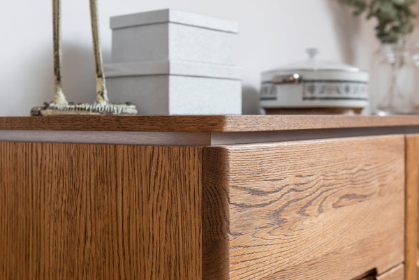 NordicStory Ladekast of TV-meubel in massief eikenhout met een rustiek Scandinavisch design 